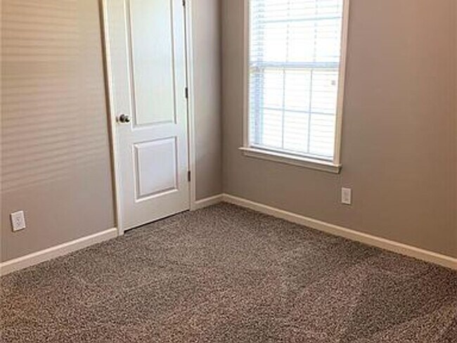 Building Photo - 725 Briarcliff Pl