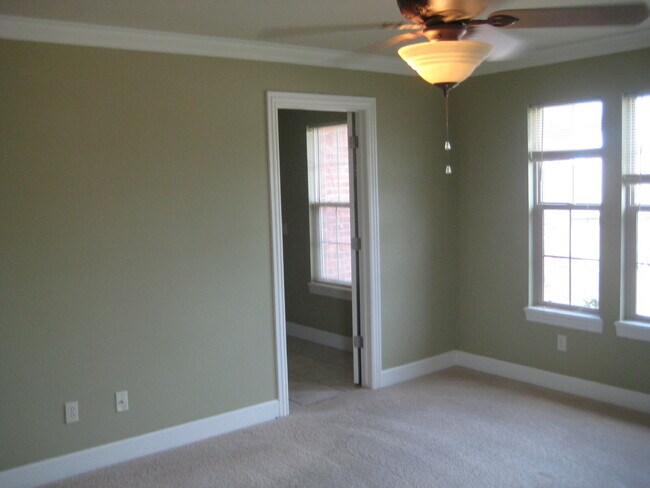 Building Photo - 15 Bluestem Ln