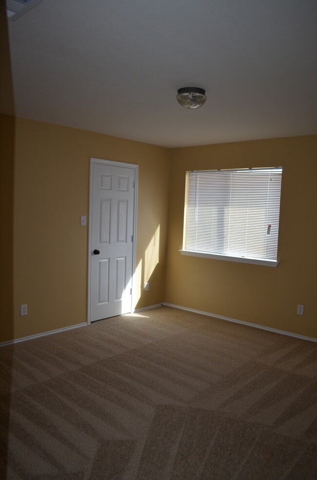 Building Photo - HUGE 5 BEDROOM HOME IN SAVANNAH HEIGHTS!