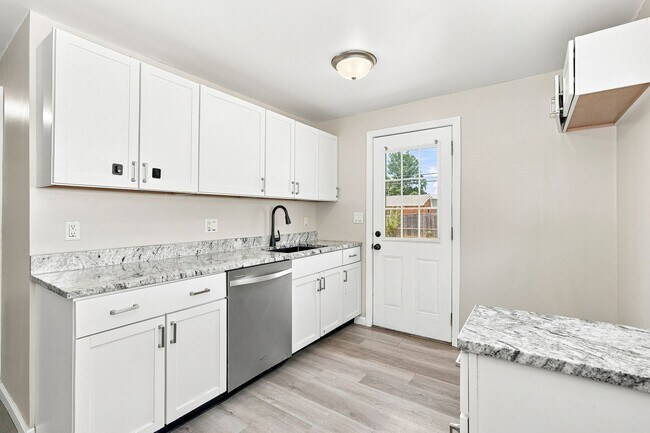 Building Photo - 643 Westphal Ave