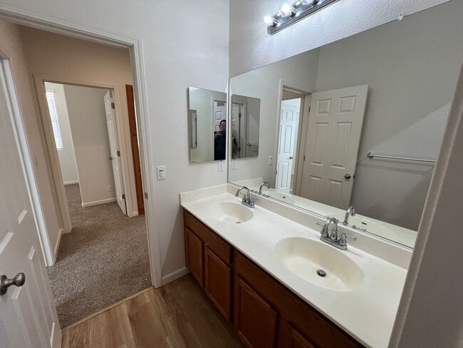 Building Photo - 5 bedroom home located in Sylvan School District!