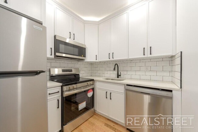 Building Photo - Modern New Construction 1-Bedroom Apartmen...