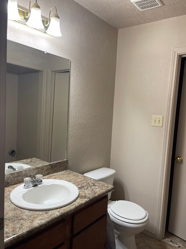Building Photo - 1007 Spring Loop