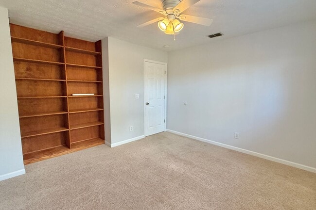 Building Photo - AVAILABLE NOW! (No Pets)