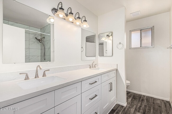 Building Photo - 1213 E Riviera Dr