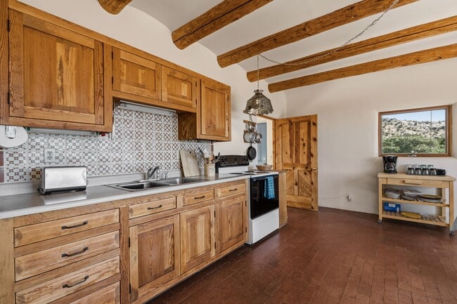 Building Photo - Enchanting Country Adobe