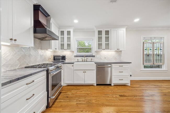 Building Photo - 211 W 31st St