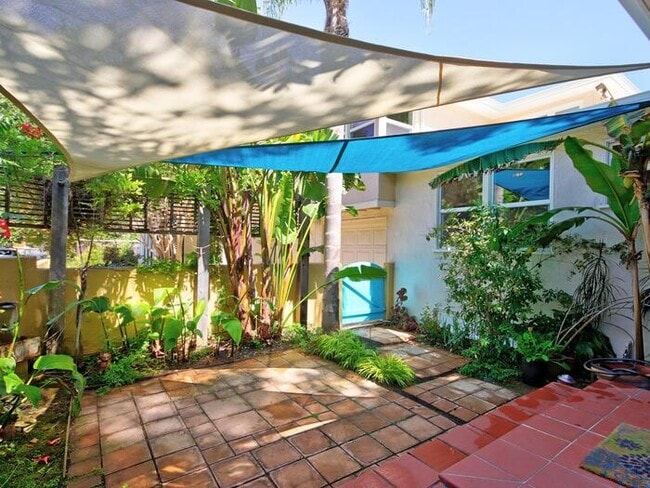 Building Photo - Charming Land Park Home. Modern Comfort Me...