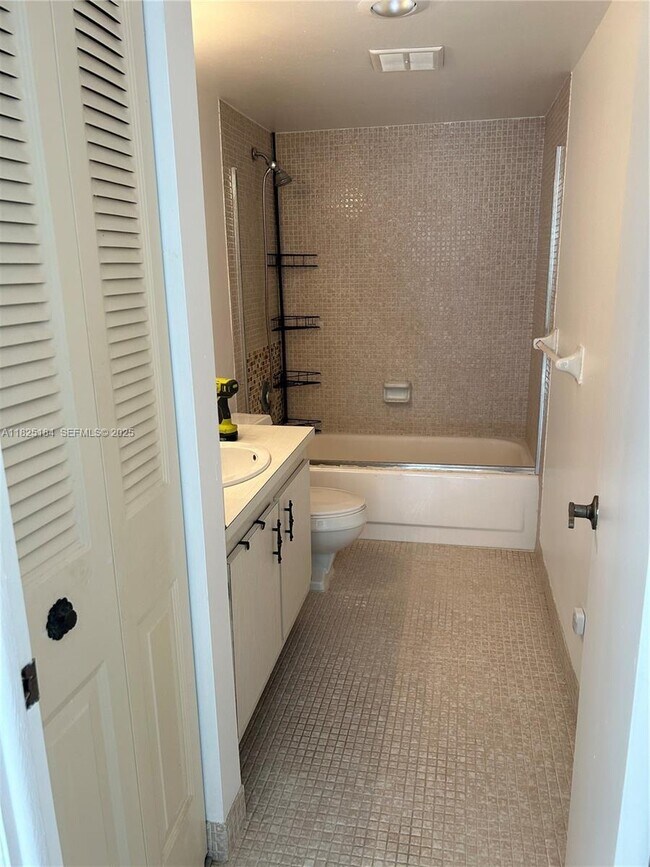 Building Photo - 4154 Inverrary Dr