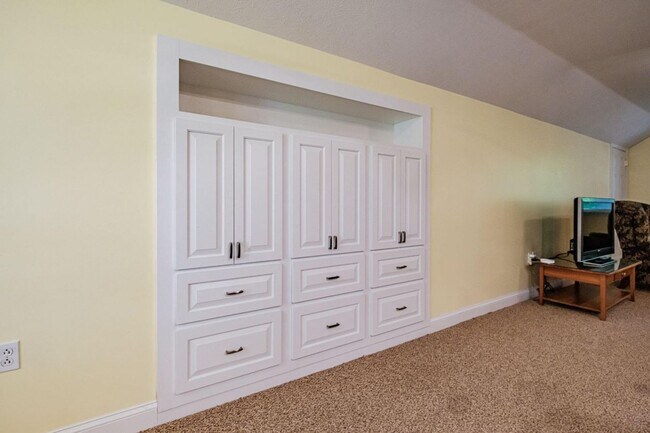 Building Photo - 22 Cedar St