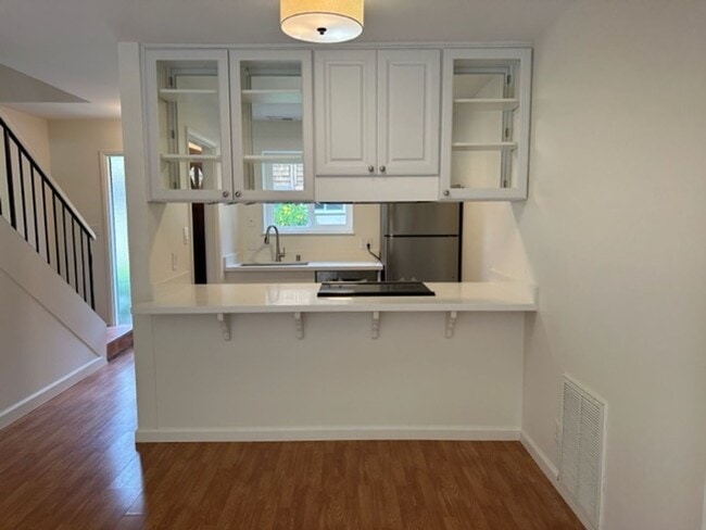Building Photo - EPIC REA: 2 BR/1 BA Townhome w/ 1 Parking in Great Corte Madera