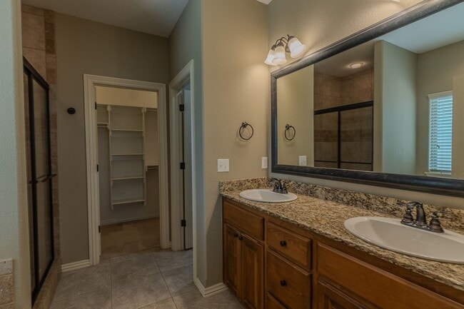 Building Photo - 4 BR Farmington Home!