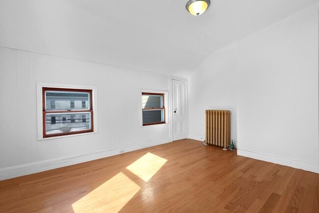 Building Photo - 119 Bank St