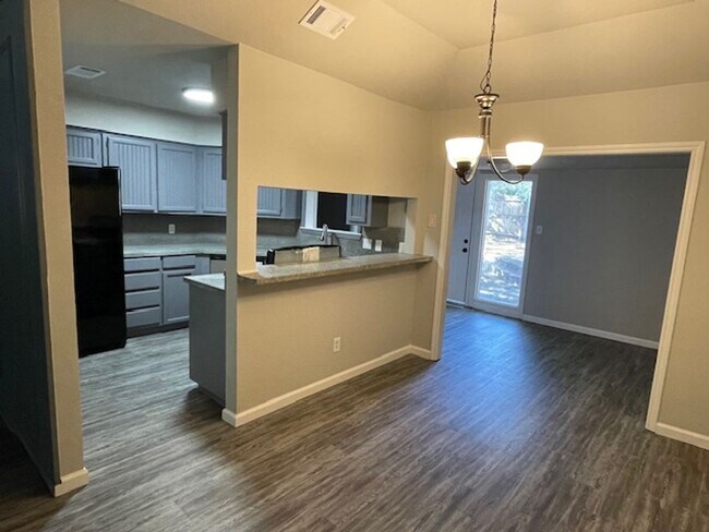 Building Photo - 3 BEDROOM 2 BATHROOM HOUSE IN DENTON