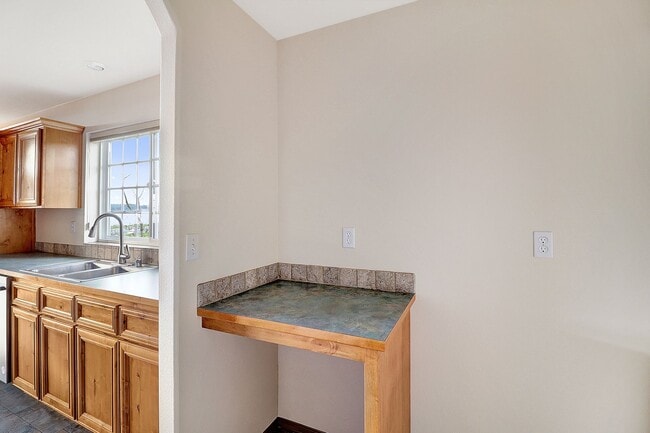 Building Photo - 2 Bed 2 Bath w/Large Office - Penn Cove Views - NAS Whidbey