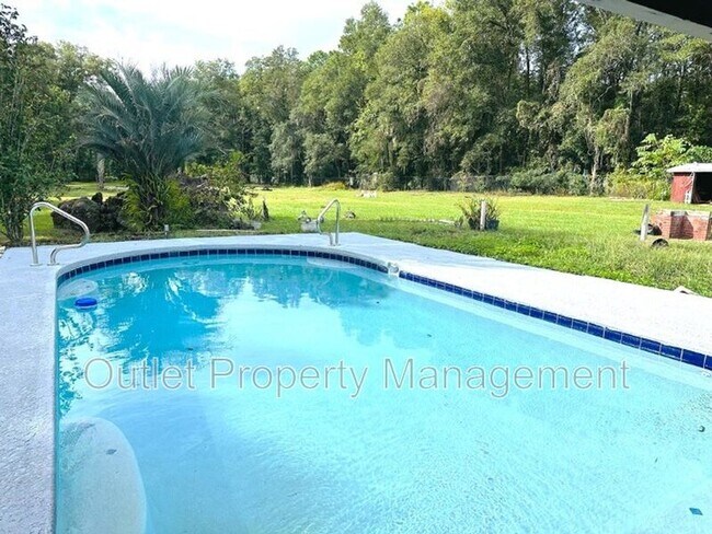 Building Photo - 2432 NE 28th St