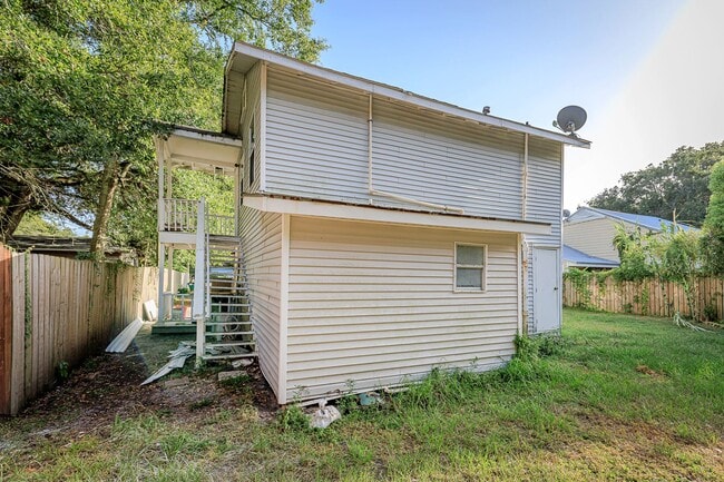 Building Photo - 905 Sarrazin Ave