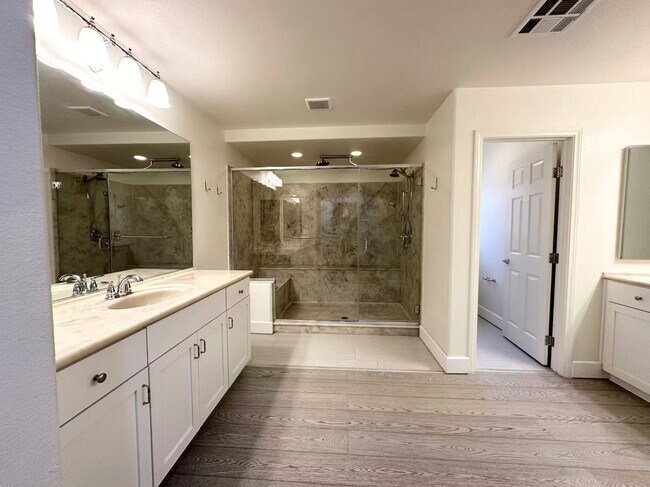 Building Photo - A beautiful 2 stories 5 Bedroom Home in a Highly Desired Location