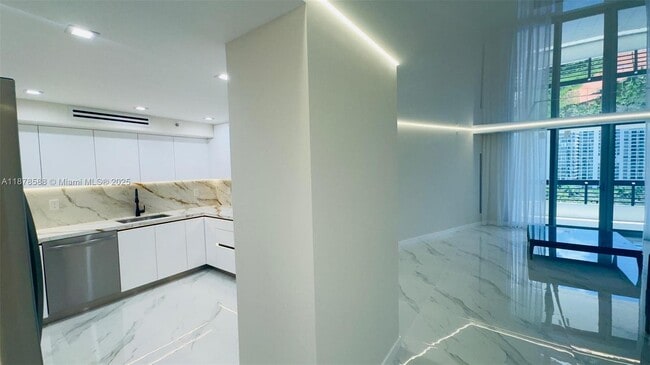 Building Photo - 3500 Mystic Pointe Dr