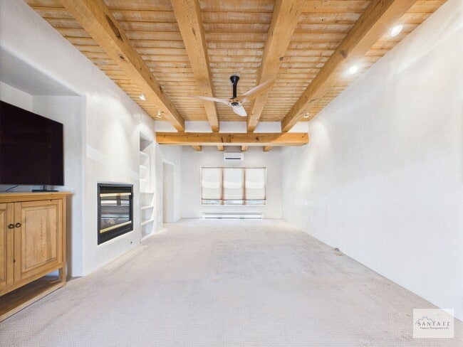 Building Photo - Beautifully Done Custom Built Townhouse wi...