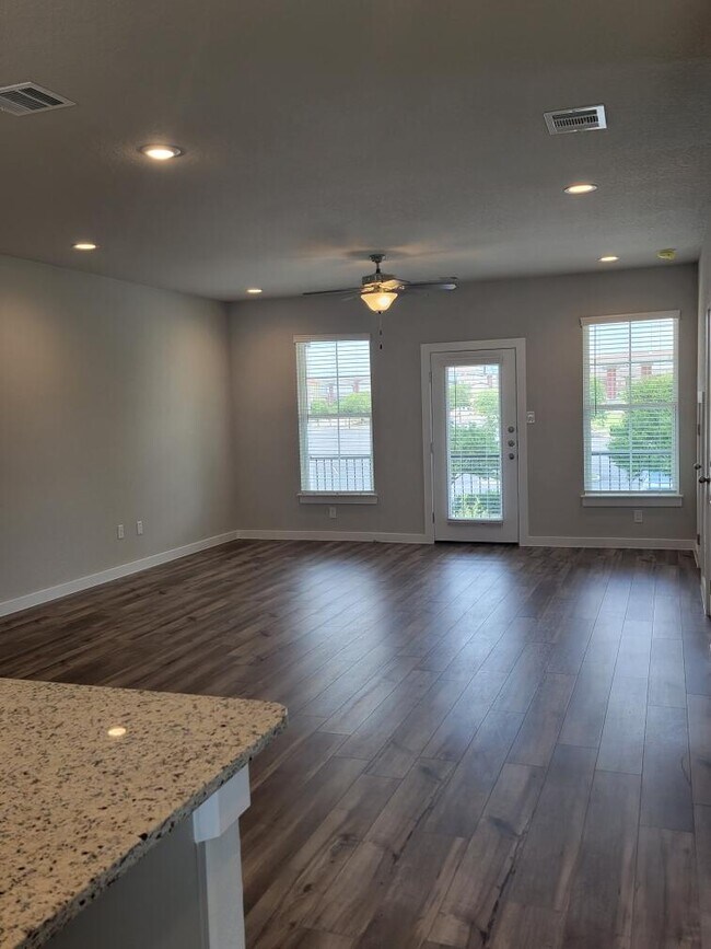 Living Area - 1010 Chulie Dr