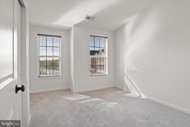 Building Photo - 42824 Edgegrove Heights Terrace