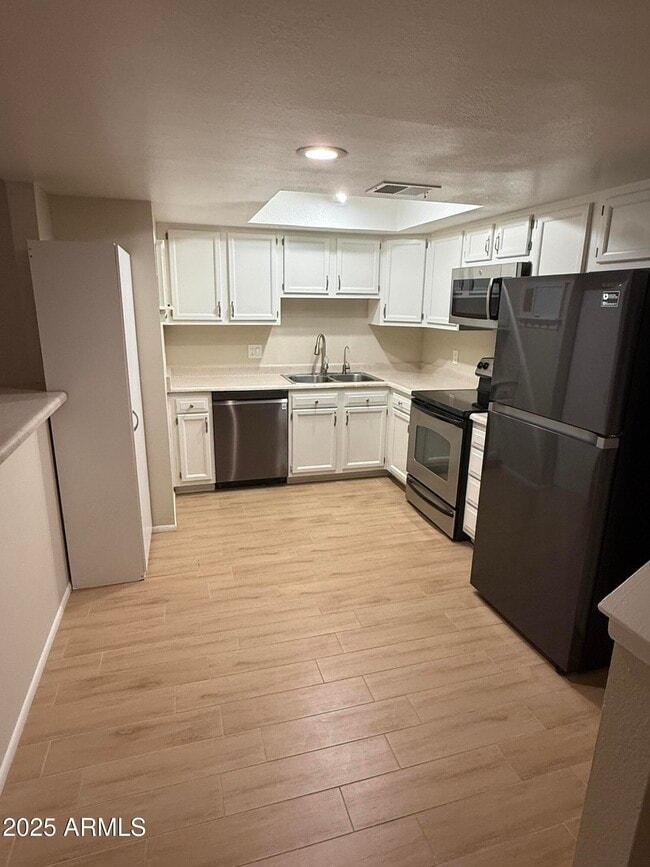 Building Photo - 850 S River Dr