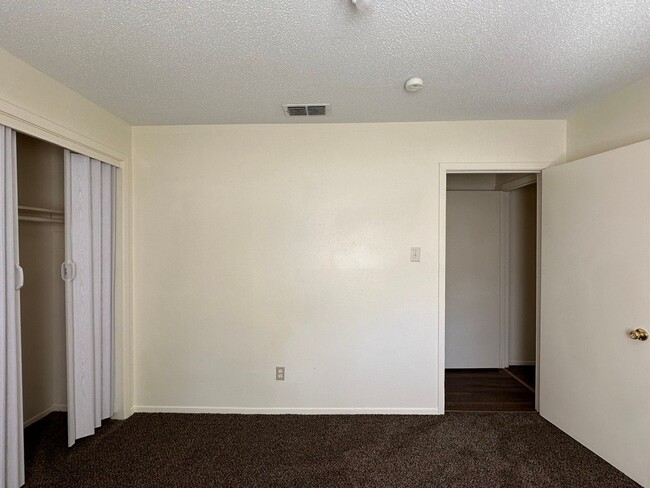 Building Photo - Cozy 3 Bedroom Unit! Tour Today!