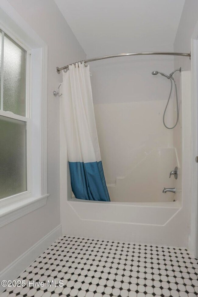 Building Photo - Rental Avail in Olde Point!