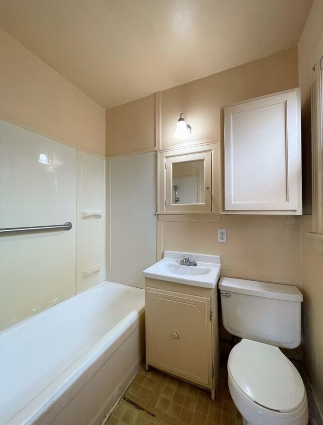 Building Photo - 7 N Elm St