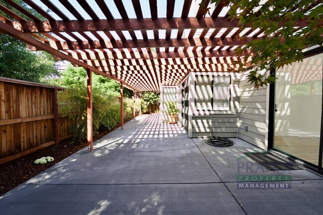 Building Photo - 41 Pine Tree Ct