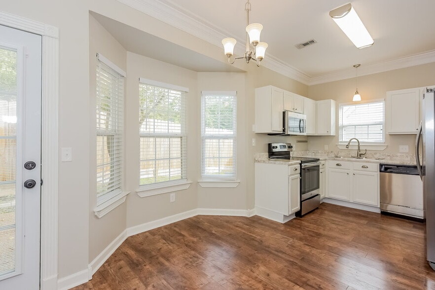 Building Photo - 145 Summerlake Pl