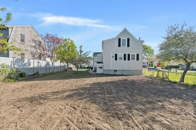 Building Photo - Sunny & Bright Updated 2 BA / 1 Ba Home in Dartmouth
