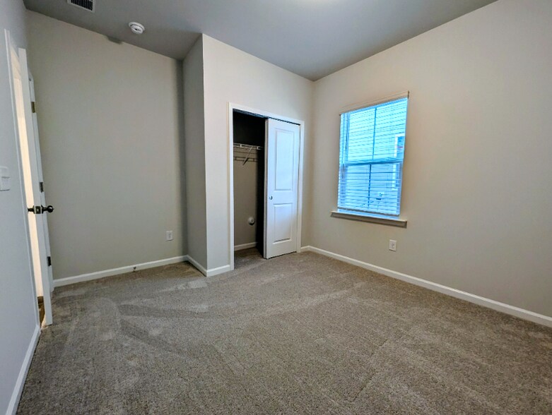 Building Photo - 684 Ben Ledi Ct