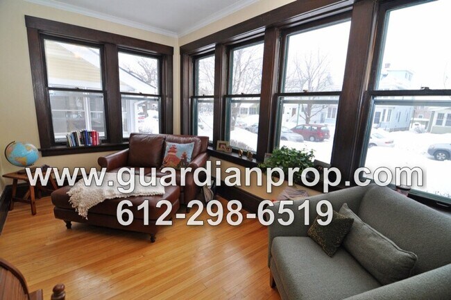 Building Photo - Main Floor Condo Available June 1st in Merriam Park, Original Woodwork & Built-ins, Sunroom, In U...