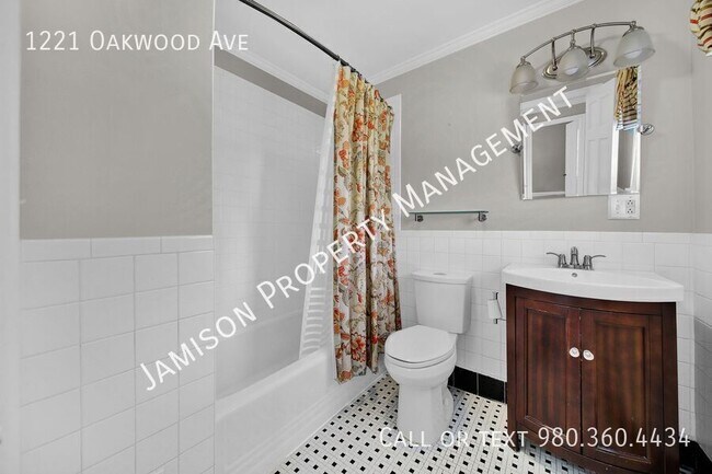 Building Photo - 1221 Oakwood Ave
