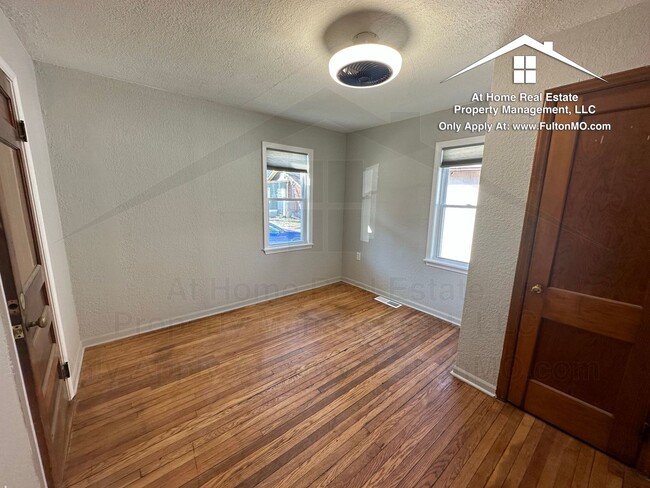 Building Photo - 1209 E Ash St