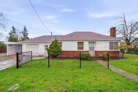 Building Photo - Fully Remodeled Beauty with Hardwood Floors in Prime SE Location