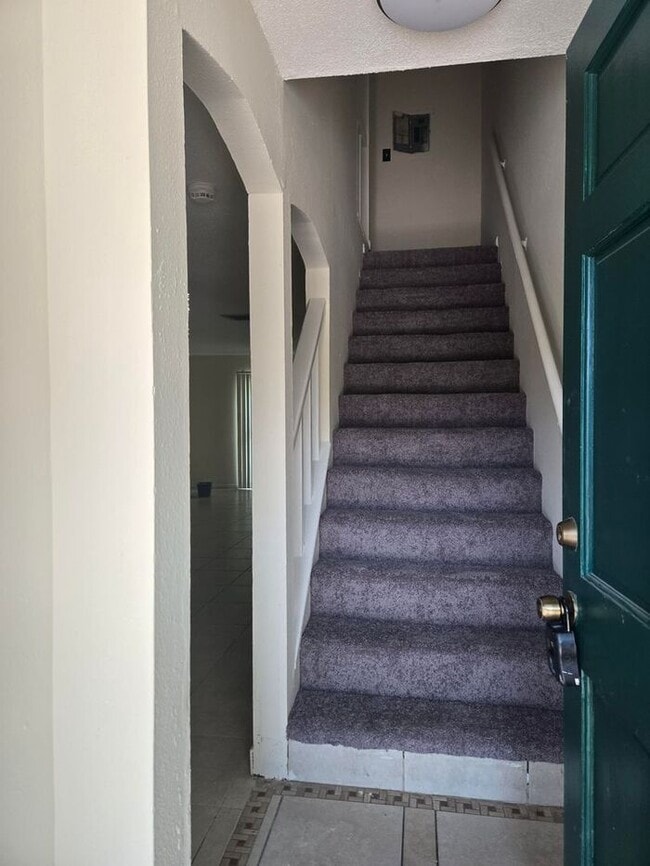 Building Photo - 2bedrooms 1.5 baths Townhome Available Now