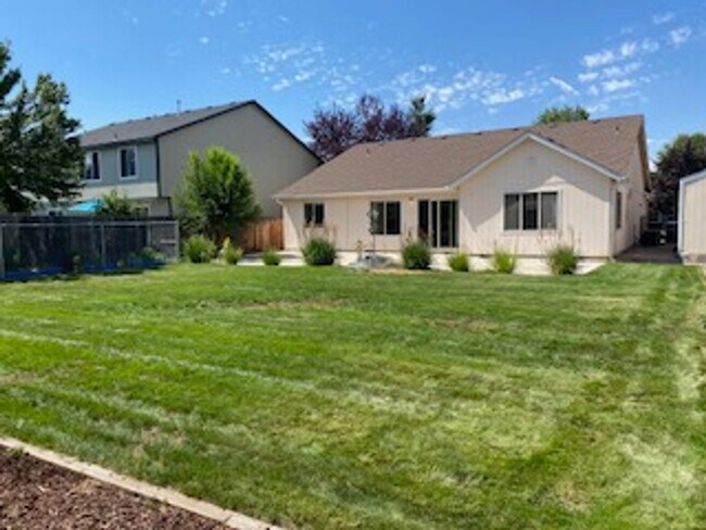 Building Photo - NW Redmond on a huge lot!