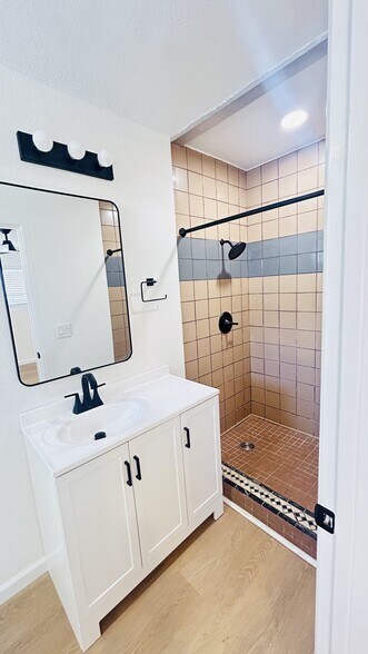 Building Photo - 2811 E 11th St