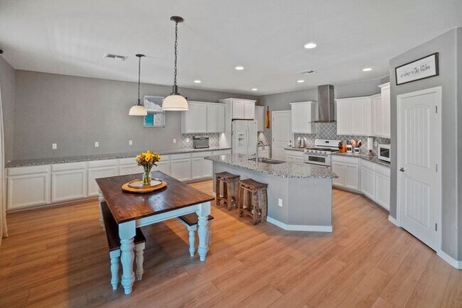 Building Photo - Gorgeous 4+1 Bdrm Home in Gladden Farms wi...