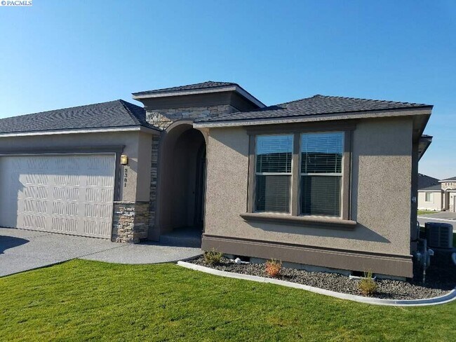 Primary Photo - Newer Construction Townhouse in Horn Rapids