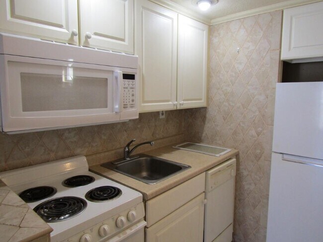 Building Photo - 2202 Perrin Dr