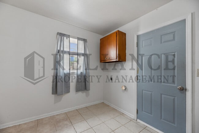 Building Photo - 4642 S vine Ave