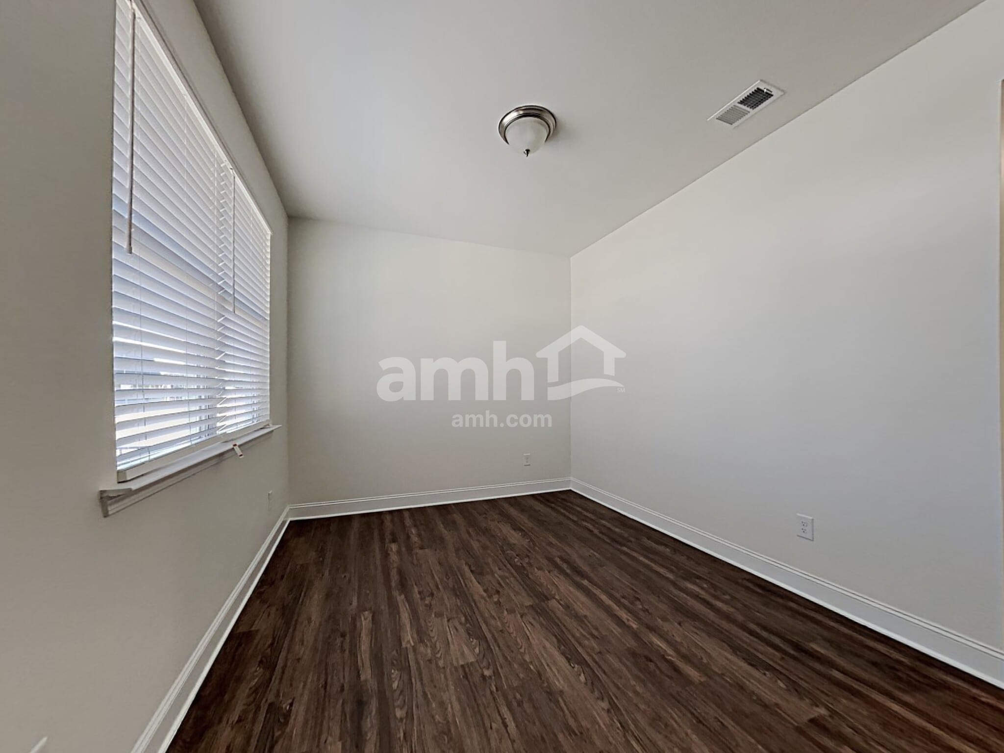 Building Photo - 5255 Valley Dr