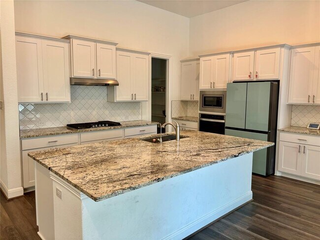 Building Photo - 808 Clear Spring Ln