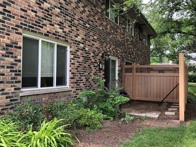 Building Photo - 1902 Rosewood Ct