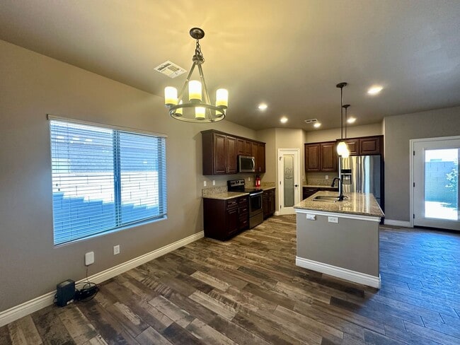 Building Photo - Gorgeous 3 bedroom, 2 bathroom home with 3 car garage