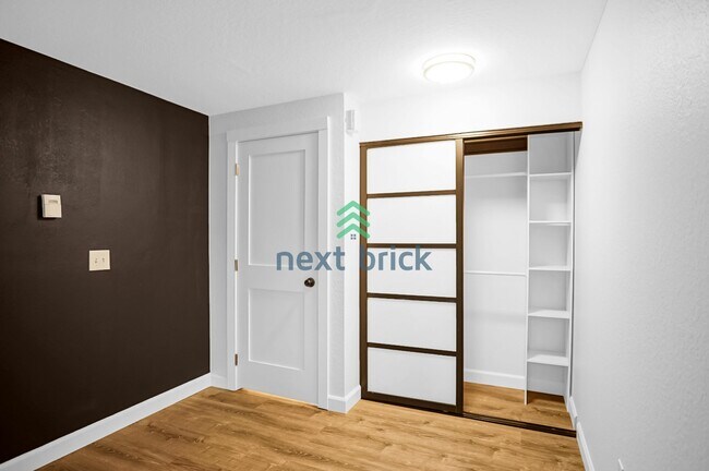 Building Photo - Charming 2 Bedroom 1 Bathroom Condo!
